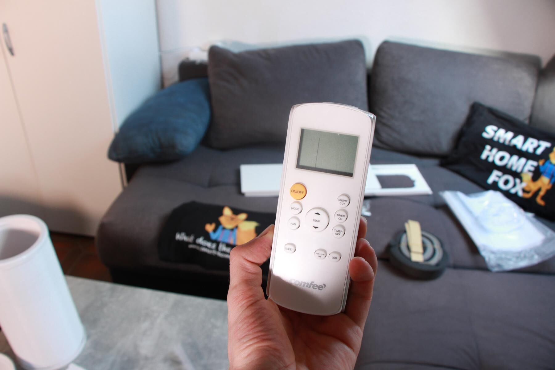 Leise mobile Klimaanlage wird im Test mit einer Fernbedoienung gesteuert und die Fernbedienung ist in der Nahaufnahme zu sehen. 